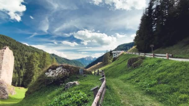 Bela vista do Castelo de Andraz nos Alpes Italianos — Vídeo de Stock