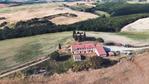 Vitaleta kápolna légi kilátás a csodálatos völgyben Orcia, Toszkána. Körkörös légi rálátás — Stock videók