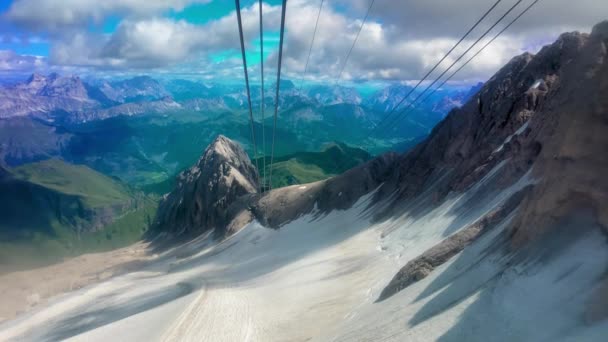 Movimento lento da vista do teleférico Marmolada na temporada de verão, alpes italianos — Vídeo de Stock