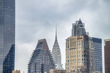 Manhattan sokakları. Daha düşük bir bakış açısıyla New York şehrinin ufuk çizgisi.