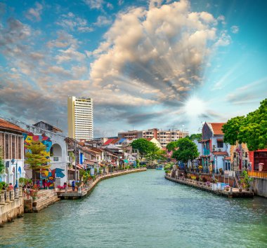 Melaka Nehri kıyısındaki turistler güneşli bir günde, Malezya.