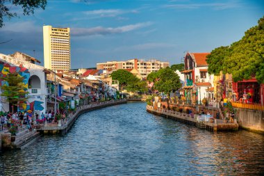 MALACCA, MALAYSIA - 29 Aralık 2019: Güzel güneşli bir günde Melaka Nehri boyunca turistler.