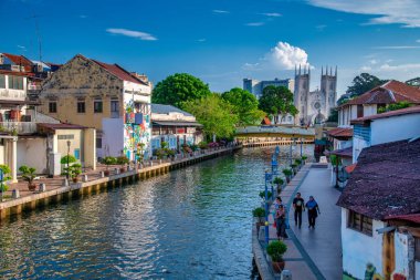 MALACCA, MALAYSIA - 29 Aralık 2019: Güzel güneşli bir günde Melaka Nehri boyunca turistler.