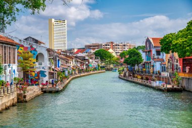 MALACCA, MALAYSIA - 29 Aralık 2019: Güzel güneşli bir günde Melaka Nehri boyunca turistler.