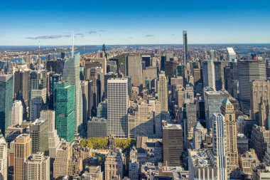 Manhattan 'ın muhteşem gökyüzü manzarası güzel bir günde, New York' ta.