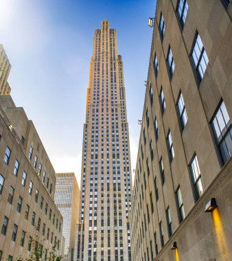 Manhattan sokakları. Daha düşük bir bakış açısıyla New York şehrinin ufuk çizgisi.