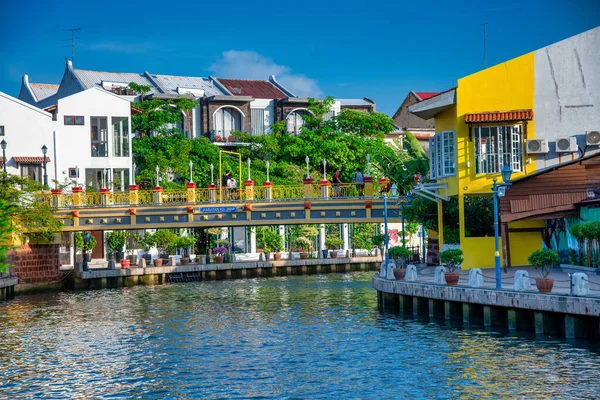 Malacca Malaysia Joulukuu 2019 Turistit Melaka Joen Varrella Kauniina Aurinkoisena — kuvapankkivalokuva