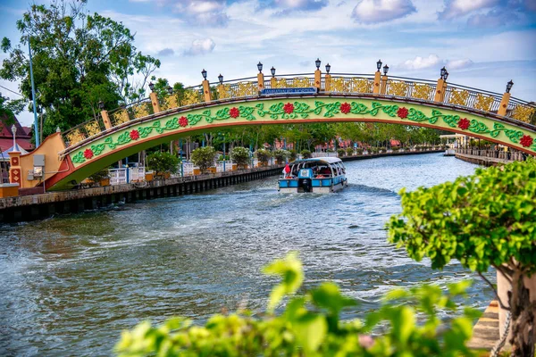 Malacca Malaysia 2019年12月29日 美しい晴れた日にメラカ川沿いの観光客 — ストック写真