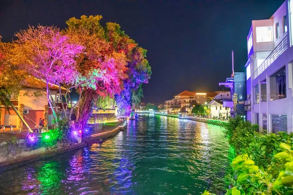 Malacca Malaysia Grudzień 2019 Piękne Nocne Światła Rzeki Melaki Budynków — Zdjęcie stockowe