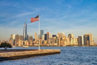 Manhattan şehir merkezinden Ellis Adası 'ndan New York City' ye gün batımında gökyüzü.