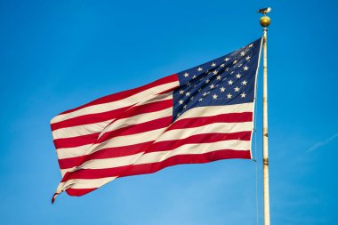 Güzel bir gökyüzünde dalgalanan Amerikan bayrağı.