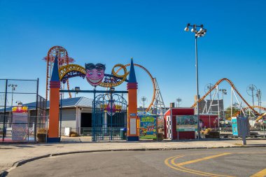 NEW YORK CITY - Ekim 2015: Güzel bir sonbahar gününde Coney Island Luna Park gezinti alanı.