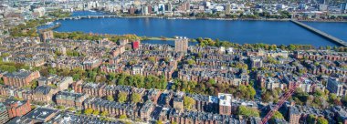 Boston hava yolu, Massachussetts. Şehrin çatısında bir körfez var..