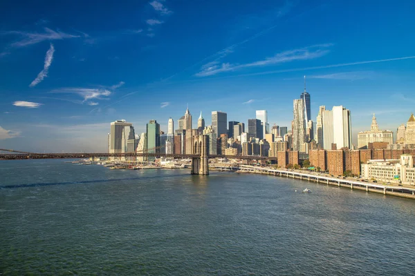 アメリカのブルックリンから見たマンハッタンの日没のスカイライン — ストック写真