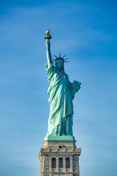 New York City Het Vrijheidsbeeld Bij Zonsondergang Met Een Prachtige — Stockfoto