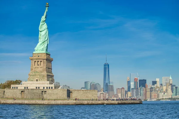 Ουρανός Χρώματα Στο Παρασκήνιο Του Άγαλμα Της Ελευθερίας Νέα Υόρκη — Φωτογραφία Αρχείου