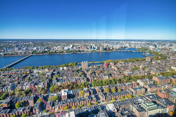 Бостонский Воздушный Горизонт Маленькие Дома Городская Река Солнечный День Массачусетс — стоковое фото