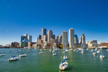 Massachusetts 'te güneşli bir günde hareket halindeki bir tekneden Boston silüeti..