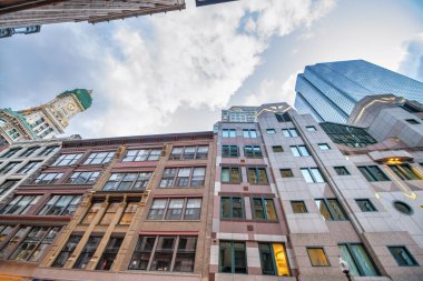 Boston, MA. Alacakaranlıktaki şehir binalarının muhteşem sokak manzarası.