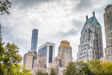 Central Park 'ın ve çevreleyen gökdelenlerin şaşırtıcı renkleri yeşillik mevsiminde, Manhattan-