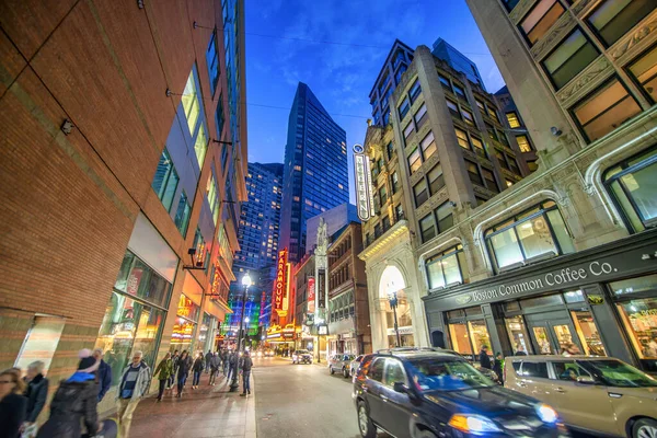 2015年10月10日 马萨诸塞州 波士顿 城市街道与游客和当地人的夜景 — 图库照片