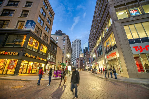 2015年10月10日 马萨诸塞州 波士顿 城市街道与游客和当地人的夜景 — 图库照片