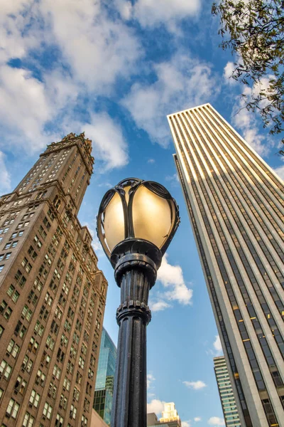 ニューヨーク市内の街灯柱と高層ビル 上方ビュー — ストック写真