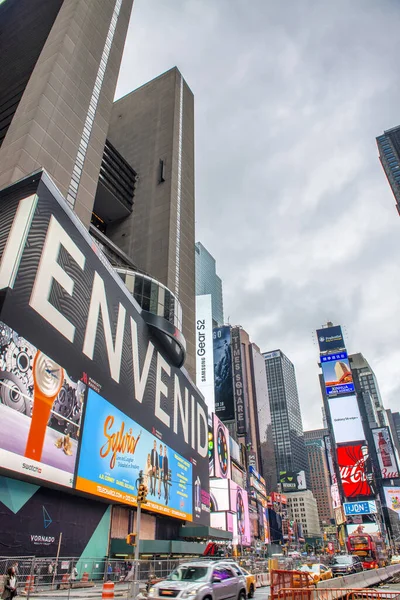 New York City Október 2015 Times Square Turistákkal Egy Felhős — Stock Fotó