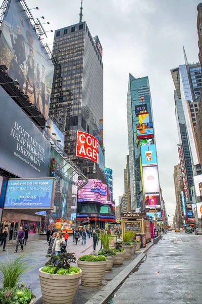 Νεα Υορκη Οκτωβριοσ 2015 Times Square Τους Τουρίστες Μια Συννεφιασμένη — Φωτογραφία Αρχείου