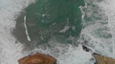 On iki Havari 'nin yukarıdan görünüşü fırtınalı okyanuslu uzun kireçtaşı yığınları