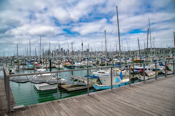 Auckland Ağustos 2018 Bulutlu Bir Sabahta Şehir Limanı Tekneleri — Stok fotoğraf