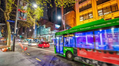 AUCKLAND, NZ - 26 AĞUSTOS 2018: Şehir merkezi binaları ve gece otobüs trafiği.