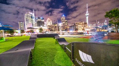 AUCKLAND, NZ - 26 AĞUSTOS 2018: Waterfront Park ve geceleri binalar.
