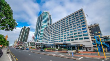 AUCKLAND, NZ - 27 AĞUSTOS 2018: Auckland liman kenti sokakları ve binaları bulutlu bir sabahta