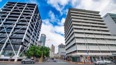 AUCKLAND, NZ - 27 AĞUSTOS 2018: Auckland liman kenti sokakları ve binaları bulutlu bir sabahta.