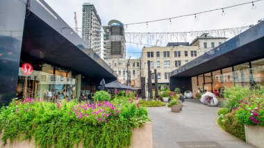 AUCKLAND, NZ - 27 AĞUSTOS 2018: Auckland liman kenti sokakları ve binaları bulutlu bir sabahta.