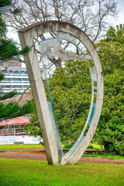 AUCKLAND, NZ - 27 AĞUSTOS 2018: Bulutlu bir sabahta Albert Park ve dönüm noktası.