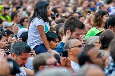 ROME, ITALY - Haziran 2014: Vatikan 'da Kalabalık Meydan. Turistler ve yerliler pazar günü Papa 'nın konuşmasını bekliyorlar.