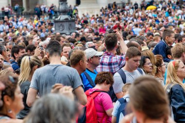 ROME, ITALY - Haziran 2014: Vatikan 'da Kalabalık Meydan. Turistler ve yerliler pazar günü Papa 'nın konuşmasını bekliyorlar.