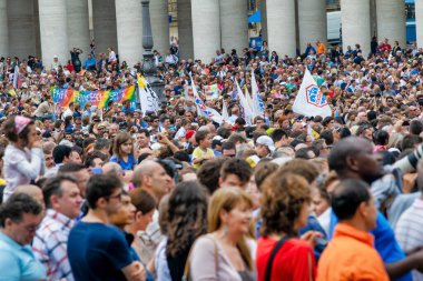 ROME, ITALY - Haziran 2014: Vatikan 'da Kalabalık Meydan. Turistler ve yerliler pazar günü Papa 'nın konuşmasını bekliyorlar.