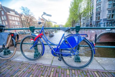 Amsterdam Kanalları 'nın önündeki mavi bisiklet. Hollanda..