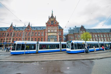 AMSTERDAM, NETHERLANDS - 25 Nisan 2015: Amsterdam Merkez İstasyonu 'nun dış görünümü.
