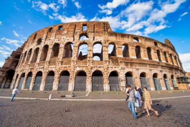 ROME, ITALY - Haziran 2014: Colosseum ve eşanlamlı kare bir yaz günü.