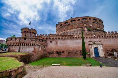 ROME, ITALY - Haziran 2014: Turistler güzel Saint Angel Kalesinin tadını çıkarıyorlar.