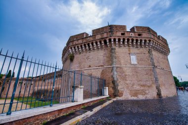 ROME, ITALY - Haziran 2014: Turistler güzel Saint Angel Kalesinin tadını çıkarıyorlar.