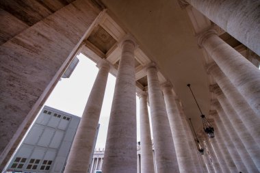Vatikan Meydanı 'nın Dev Sütunları, Roma.