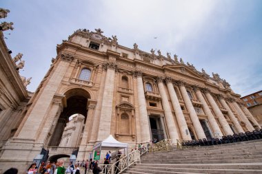 ROMA, İtalya - Haziran 2014: Turistler güzel Vatikan Meydanı 'nın tadını çıkarıyorlar.