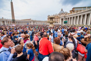 ROME, ITALY - Haziran 2014: Vatikan 'da Kalabalık Meydan. Turistler ve yerliler pazar günü Papa 'nın konuşmasını bekliyorlar.
