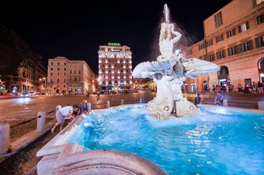 ROME, ITALY - Haziran 2014: Barberini Meydanı 'ndaki Triton Çeşmesinin güzel gece manzarası.