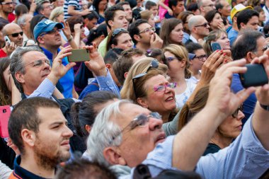 ROME, ITALY - Haziran 2014: Vatikan 'da Kalabalık Meydan. Turistler ve yerliler pazar günü Papa 'nın konuşmasını bekliyorlar.